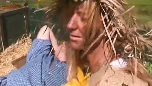 Эта немецкая крошка хочет пососать его член в грузовике