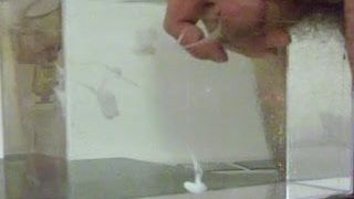 Spermă în apă, într-un recipient ca un acvariu mic - 02