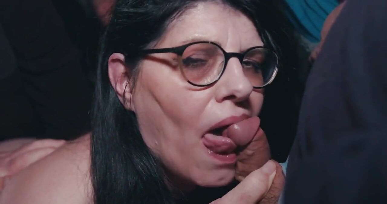 Femeie matură oferită în gangbang cu greu în Club Libertine