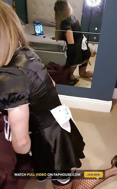 흑인 새틴 프렌치 메이드 드레스를 입고, 망사 스타킹, 6 스트랩 서스펜더