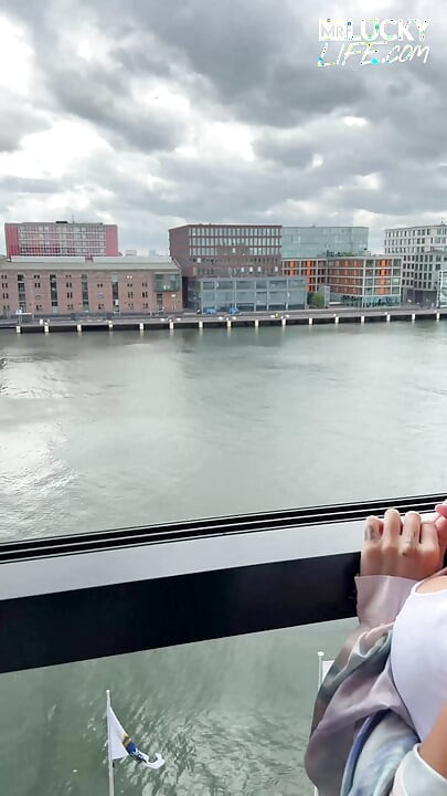 Rondborstige babe Apra Shay geeft een geweldige pijpbeurt