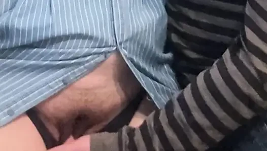Cewek hot ini ngebiarkan aku ngusap memeknya yang berbulu