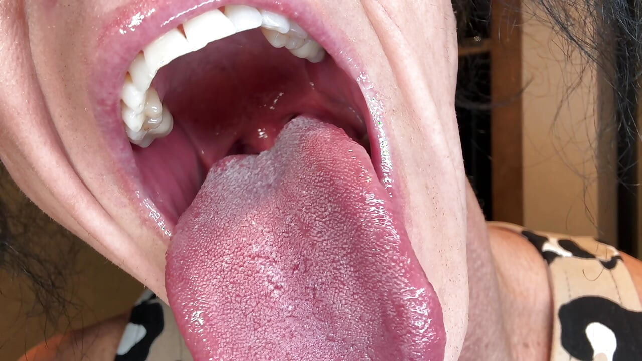 Goddess Kandys Naughty Oral Routine