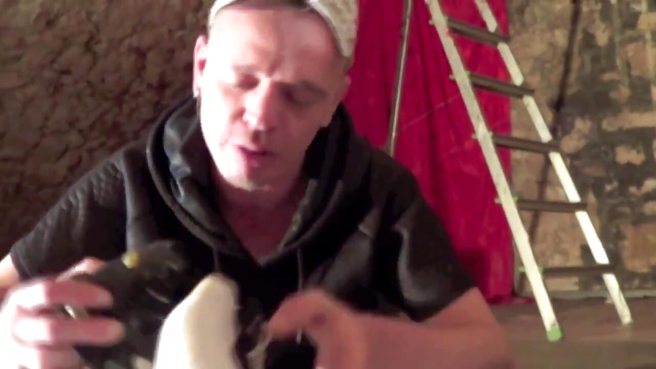 Жорстке приниження в підвалі від поганого чувака