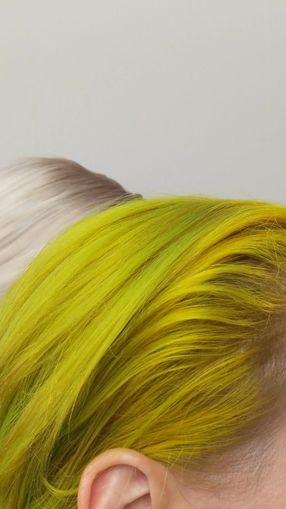 女装者とアイライナーを描く女性 |クリップ1