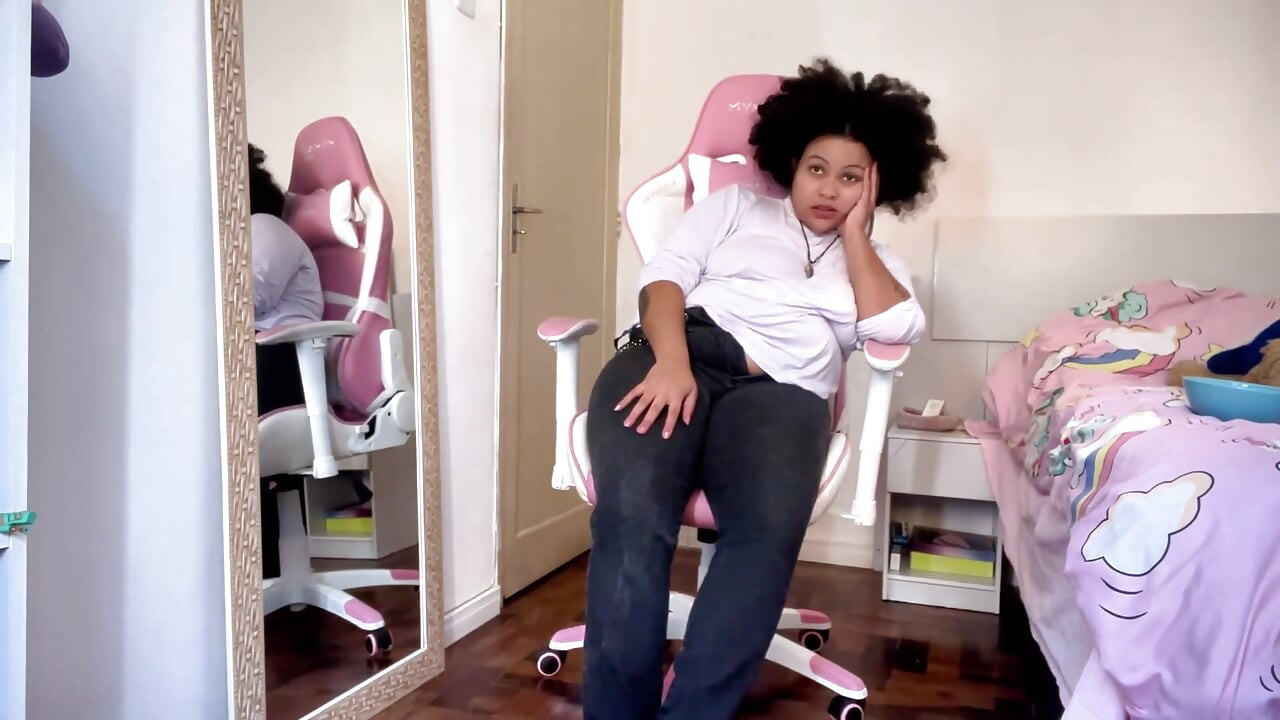 Gordinha comendo e peidando enquanto o namorado está assistindo e irritante