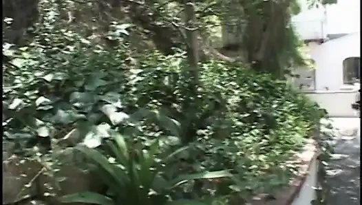 Sarışın orta yaşlı seksi kadın düzgünce tıraşlı amcık bir adam tarafından çim sandalyesinde sikiliyor