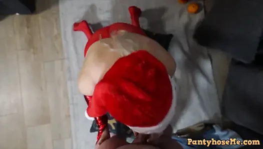 Laura si cewek hot rambut pirang lagi asik nyepong kontolku saat pemotretan di hari natal