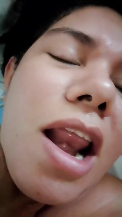 Min flickvän är en undergiven slampa prinsessa hon älskar stora kukar och knullar i röpan med djup hals