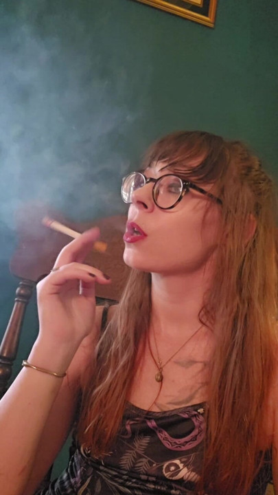 La señorita Thrope decide soplarte humo en la cara