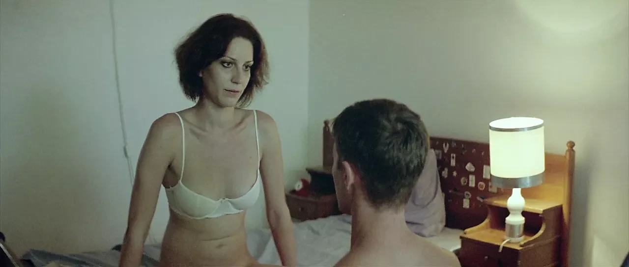 Dogtooth - kynodontas (2009) 005 anna kalaitzidou