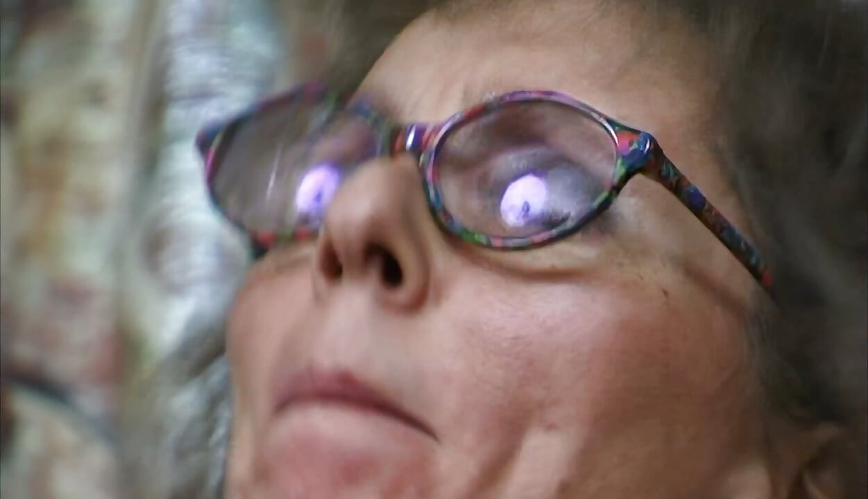 Ώριμη Σκύλα με Γυαλιά Ahegao Βογκάει Έντονος Οργασμός