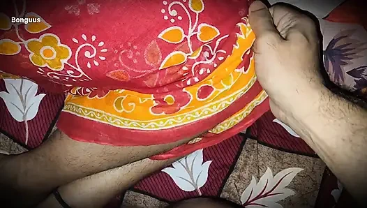 Tante desi ngentot di malam hari ketika dia sendirian di rumah