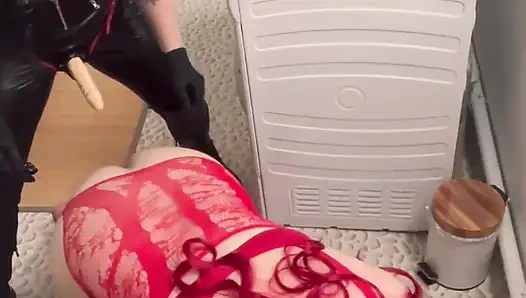 Pegging mit dem Kopf in der Toilette