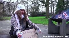 无家可归的青少年在公园里为了一点钱操爷爷