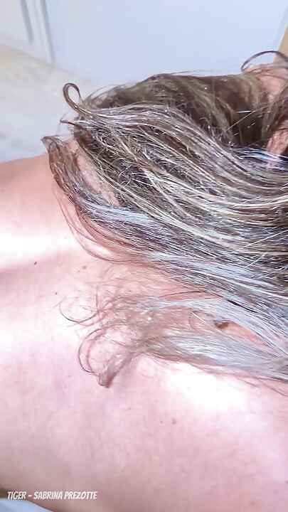 L’actrice porno brésilienne Sabrina Prezotte surprend un acteur italien sexy avec son beau cadeau : une énorme bite de 24 cm