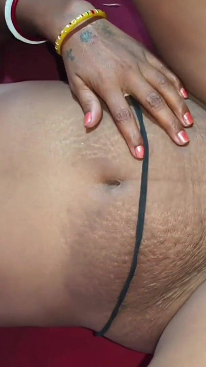 Devar ne suman bhabhi ke boobs daba ke gili chut ko chudai kiya aur chut se pani nikal diya.bhabi sex with blinkit delivery boy,full hindi | Clip 2