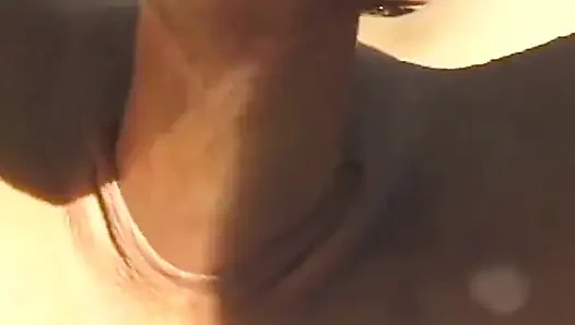 Sarışın orta yaşlı seksi kadın amcığı yutuyor ve kalın dölleme ile dolup taşıyor