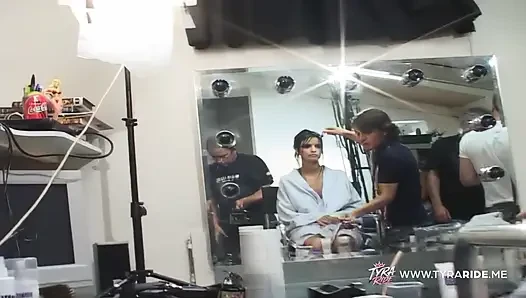 Köpüklü buharlı araba yıkama fotoğraf çekiminde tombul esmer model