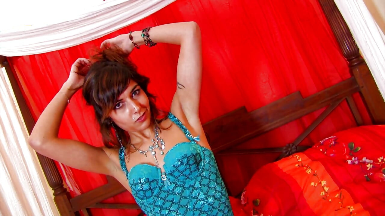 Nakon striptiza dobiva tvrdi kurac koji joj jebe guzicu