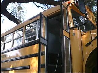 Schattig schoolmeisje neemt het van achteren op een schoolbus