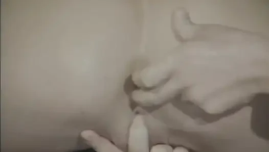 Suami menyentuhnya sementara tiga pria menidurinya.