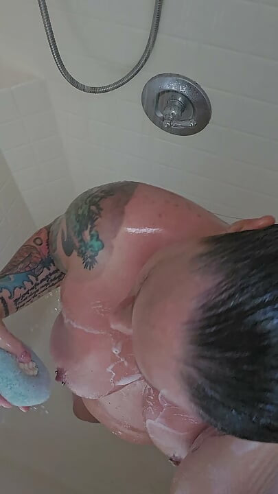 Hotwife zuhanyozik