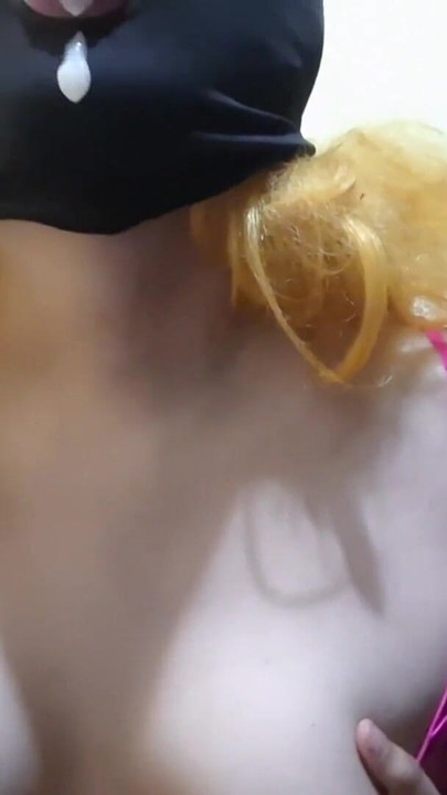 Mijn eerste keer een pijpbeurt en sperma eten met een bdsm blind masker | Clip 2