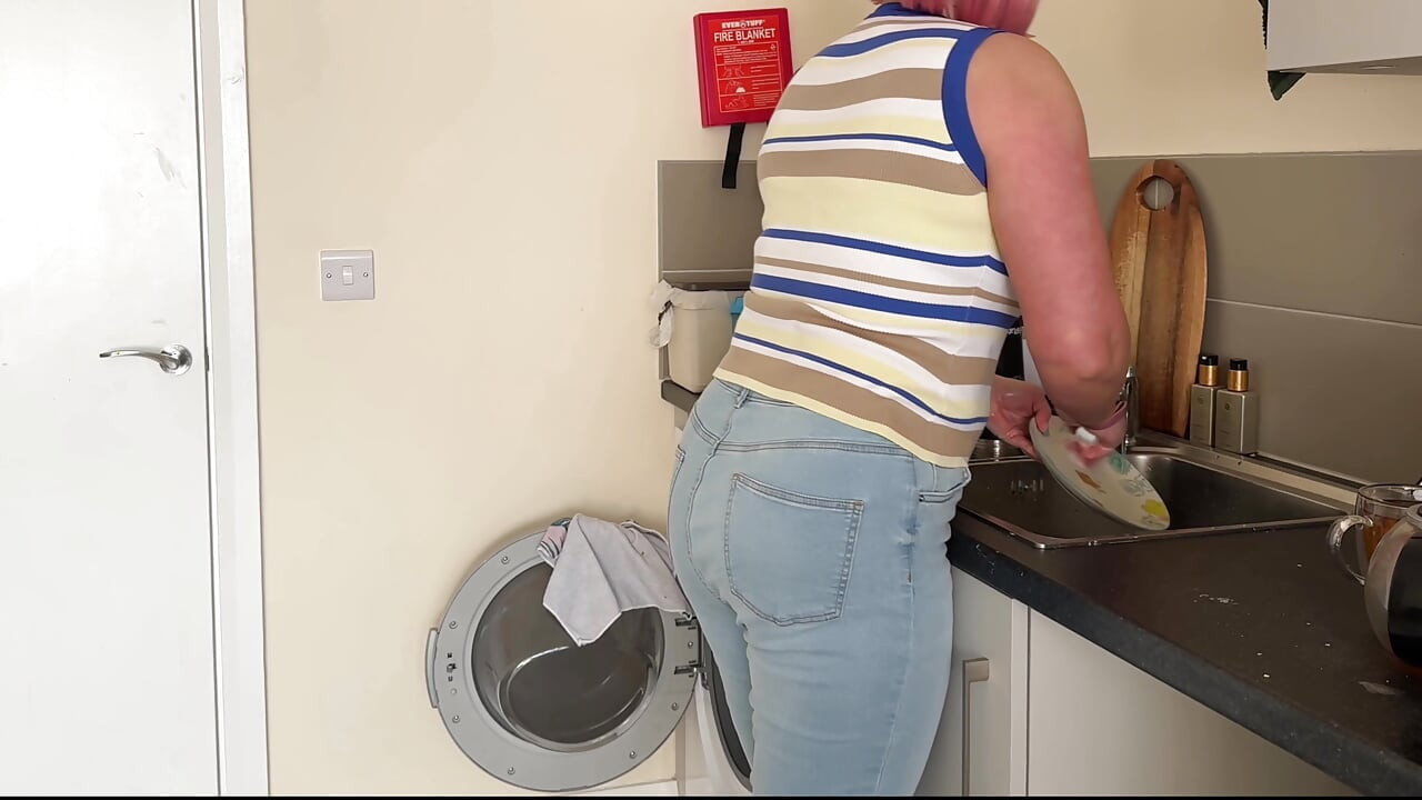 Nem tudta megtartani a pisilést mosogatás és farmer nedvesítés közben