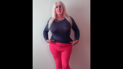 Dolly in pink leggings