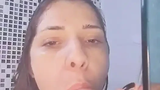 Ateşli hatun banyoda mastürbasyon yapıyor