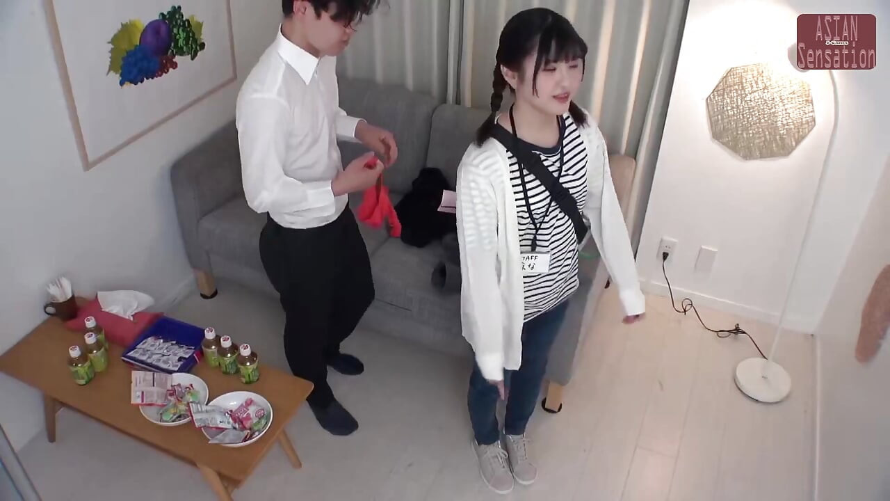 카메라 롤 전에 아마추어 손님에 그녀의 구강 수정을 비밀리에 만족 매혹적인 TV 직원