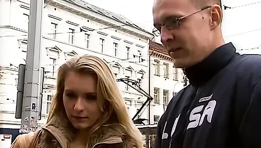 Блондинка-шлюшка сосет член и жестко скачет до кримпая