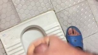 Schwanz-Masturbation im iranischen Badezimmer