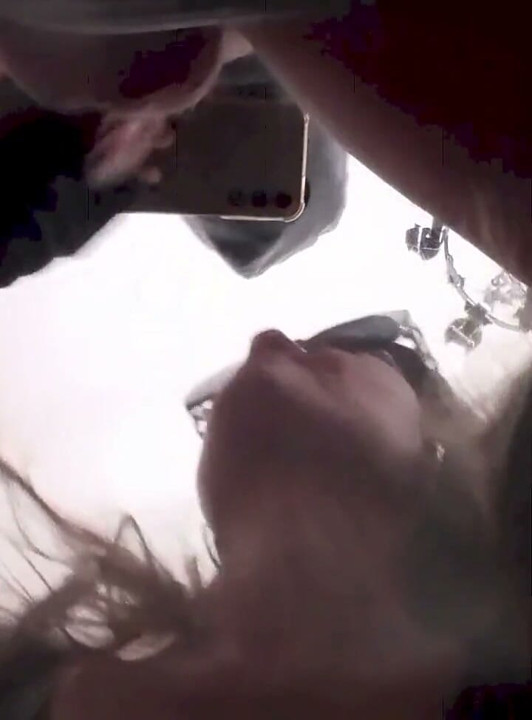 金髮熟女含著雞巴含嘴並射在舌頭上