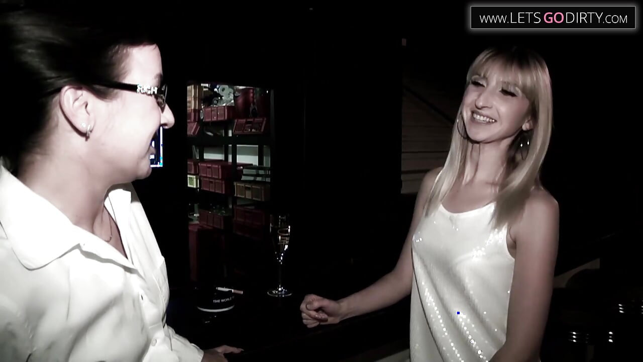 Skinny girl finger fucks herself after getting horny in photoshoot