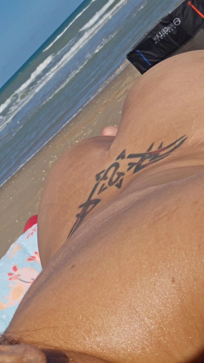 Just a lil jiggle while i tan