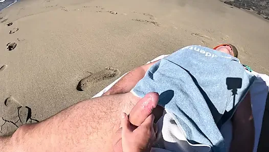 Tante seksi ini nyepong kontol berisiko di pantai