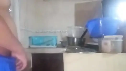Der chef kommt in die küche, um mich zu ficken, sein schwanz erregt mich