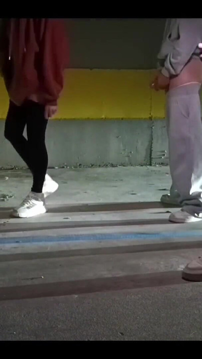 Jovem esposa fodida duro por um fã em um estacionamento | Clipe 3