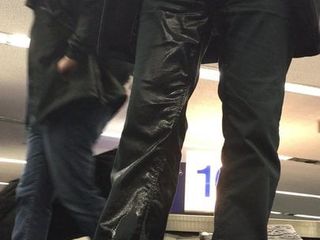 Podstępne siusiu w spodnie podczas odbioru bagażu na lotnisku