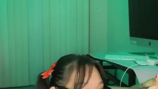 Ateşli inek Asyalı ekstra kredi için elle muamele ve sakso çekiyor büyük boşalma yüze boşalma