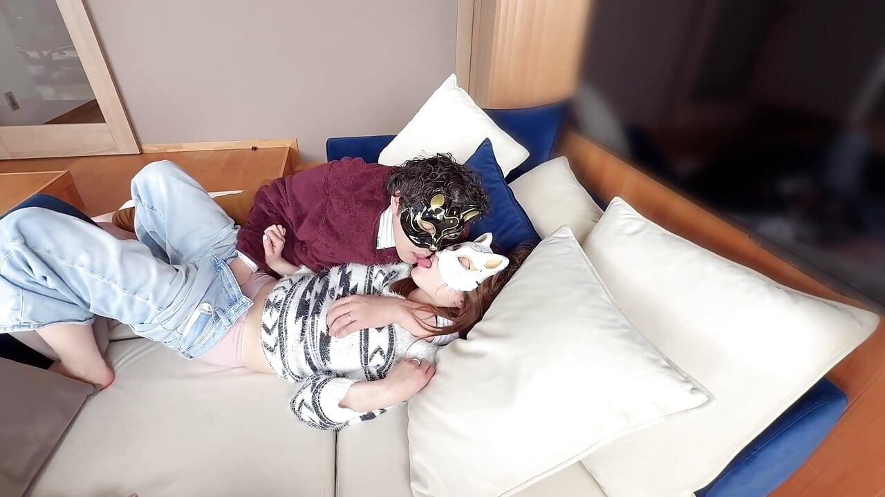 Auf Dem Sofa Des Affärenraums Teilen Die Beiden Einen Leidenschaftlichen Kuss Und Beginnen Ihre Tiefe Liebe.