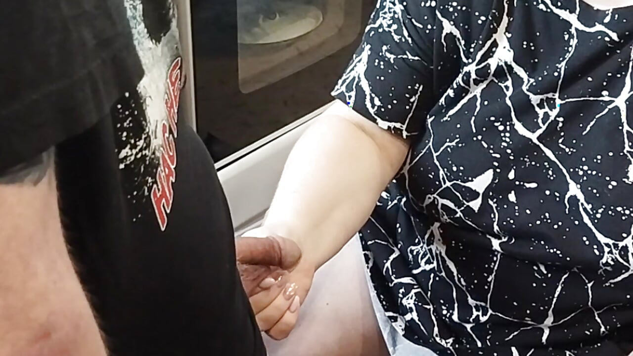 after a deep blowjob, the mother-in-law spat out the sperm