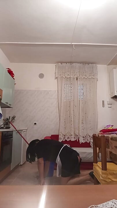 טרנסווסטיט עושה ניקיון בתים