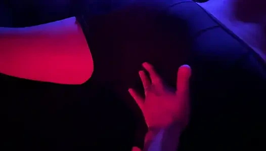 Das Mädchen dominiert ihren Freund, indem sie ihn masturbiert und zum ersten Mal seinen Hintern macht