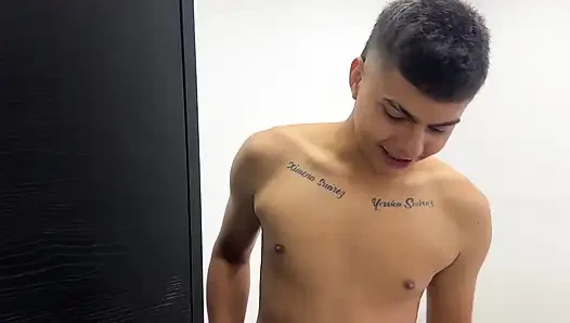 Я обнаруживаю, что моя сексуальная латина сводная сестра класть свои пальцы в себя, и я возбуждаюсь, пока в конечном итоге я в конечном итоге положить весь мой член в ней.