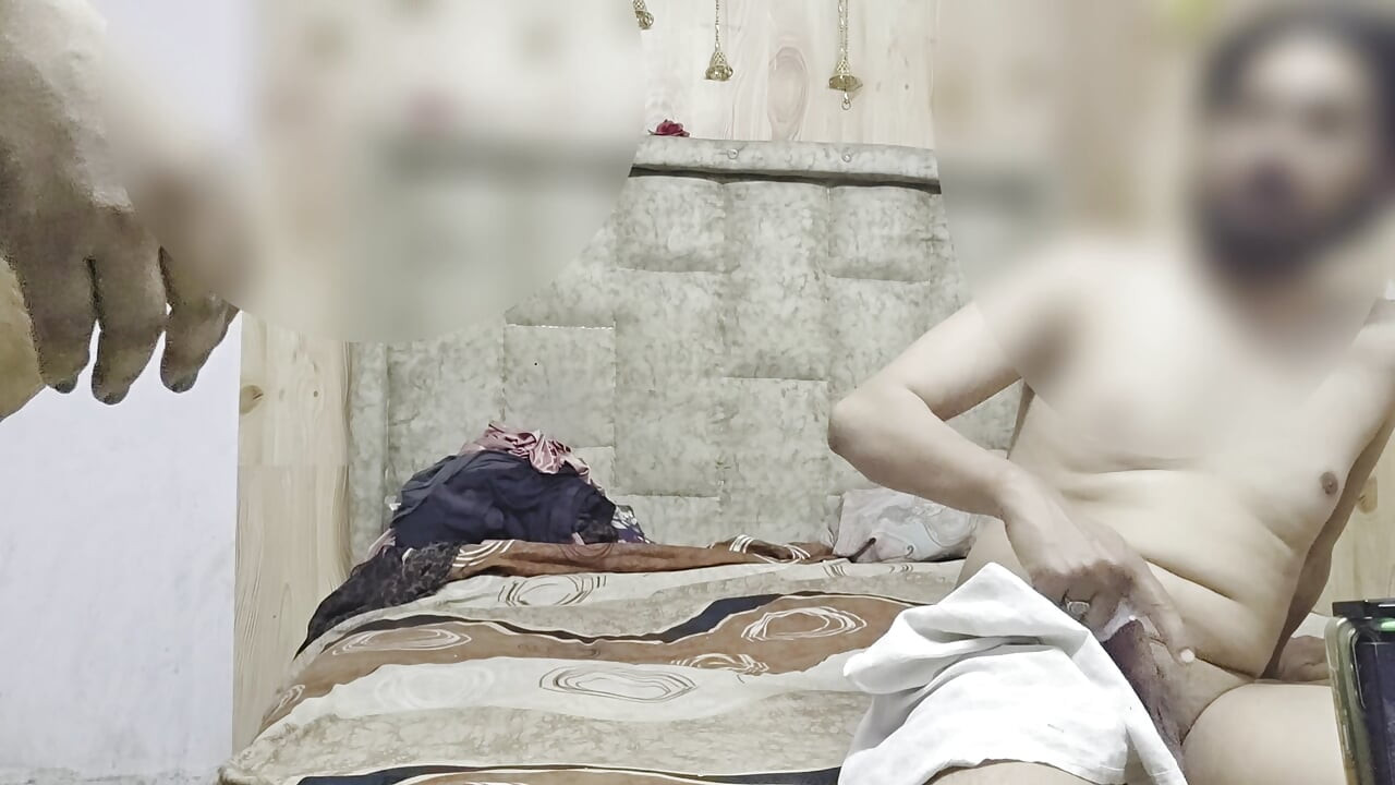 Hermanastro y hermanastra trabajando duro en la cama