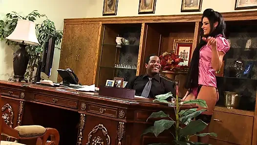 Черный мужчина ебет чудесную белую женщину