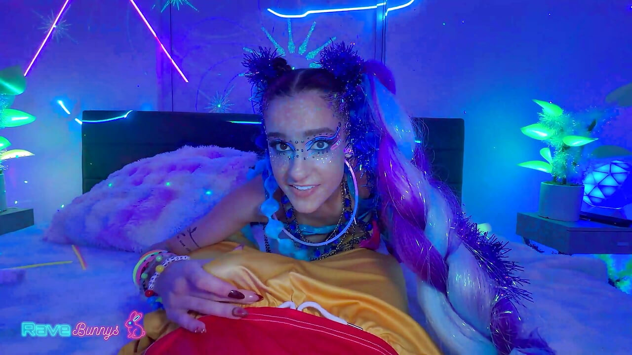 Madison rozświetla prywatną scenę rave w nocy neonowej pokusy